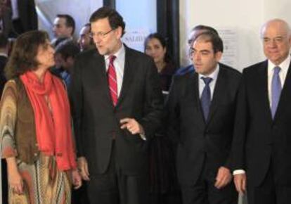 El presidente del Gobierno, Mariano Rajoy (2i), la alcaldesa de Madrid, Ana Botella (i), y el presidente del BBVA, Francisco González (d), entre otros, durante el Foro Emprendedores y Autónomos, organizado por ATA hoy en Madrid.