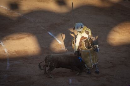 Uno de los picadores durante la corrida.