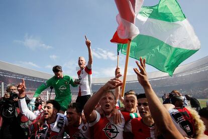 Futbolistas del Feyenoord, capitaneados por Dirk Kuyt, celebran el título de liga que lograron este domingo.