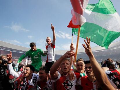 Futbolistas del Feyenoord, capitaneados por Dirk Kuyt, celebran el t&iacute;tulo de liga que lograron este domingo.