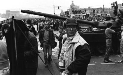 Cidadãos russos se reúnem em frente à Casa Branca Russa, em Moscou, à espera de notícias sobre a situação política após a tentativa de golpe de Estado, em 21 de agosto de 1991.