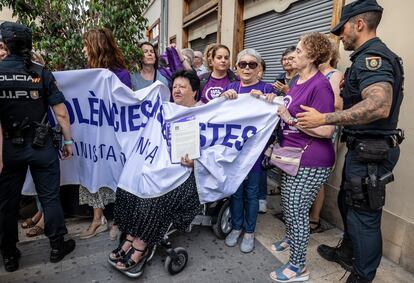 DVD1067 -VALENCIA,26/06/2023  En Valencia, concentración de la Coordinadora Feminista de València  contra el  pacto de gobierno de PP y Vox MÒNICA TORRES (EL PAÍS)
