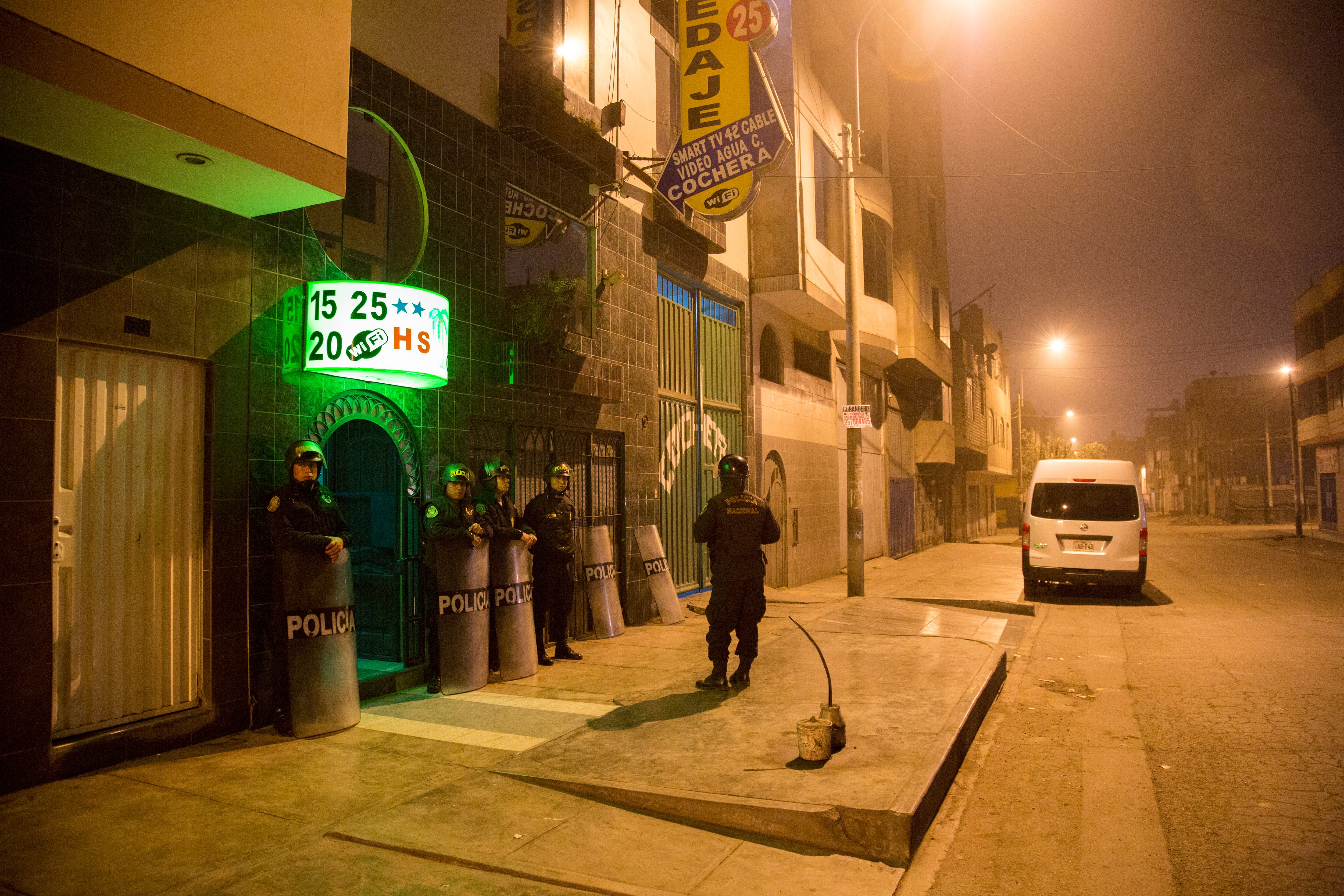 Policías registran un hotel donde jóvenes eran prostituidas, en Lima (Perú), en 2019.