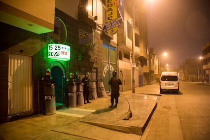 Police search a hotel where young people were prostituted, in Lima (Peru), in 2019.