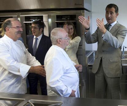 Los Príncipes charlan con los chefs Pedro Subijana (a la izquierda) y Juan Mari Arzak, en presencia del <i>lehendakari.</i>