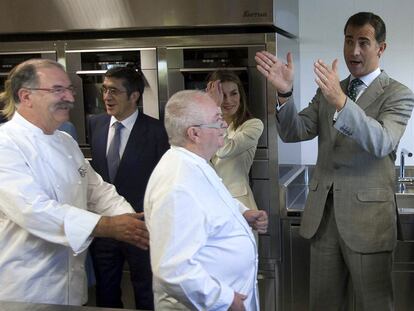 Los Príncipes charlan con los chefs Pedro Subijana (a la izquierda) y Juan Mari Arzak, en presencia del <i>lehendakari.</i>