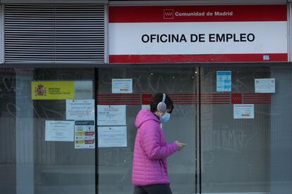 Un viandante este martes delante de una oficina pública de empleo en Alcorcón.