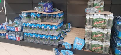 Pilas de agua en un supermercado de Barcelona, este mediodía.