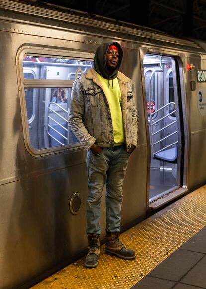 Ky, de 33 años, es uno de los viajeros más madrugadores. A las 6 de la mañana ya lleva dos horas en el metro para llegar a tiempo a Coney Island, donde maneja el elevador de una grúa.  