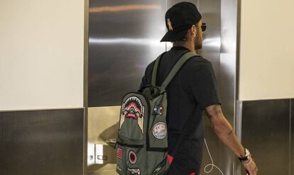 Neymar, en el aeropuerto de Nueva Jersey (EE UU) con el Barcelona.