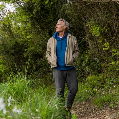 Un hombre mayor caminando por el campo.