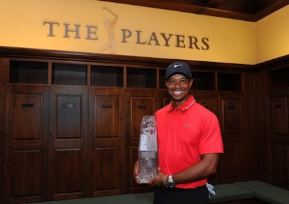 Tiger, con el trofeo de The Players.