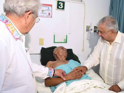 El presidente de México, Andrés Manuel López Obrador, en un hospital de Yucatán.