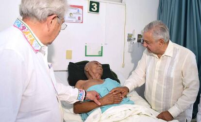 El presidente de México, Andrés Manuel López Obrador, en un hospital de Yucatán.