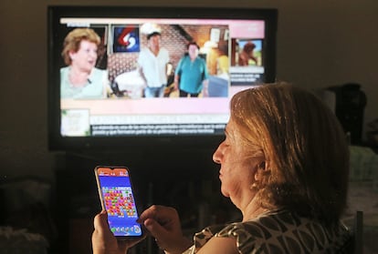 Marimar Cortizo presta poca atención a la tele ante el interés generado por su juego.