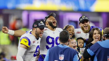 Stafford, Donald y Kupp celebran el título del Super Bowl, este domingo en Los Ángeles.