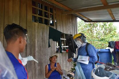 Una epidemióloga haciendo una visita de rastreo de la covid-19 en una zona rural de Colombia.