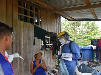 Una epidemióloga haciendo una visita de rastreo de la covid-19 en una zona rural de Colombia.