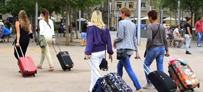 Turistas en el barrio de la Barceloneta (Barcelona). 