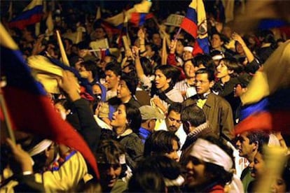 Manifestantes en Quito protestan contra el presidente ecuatoriano, Lucio Gutiérrez, la noche del sábado.