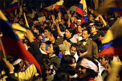 Manifestantes en Quito protestan contra el presidente ecuatoriano, Lucio Gutiérrez, la noche del sábado.