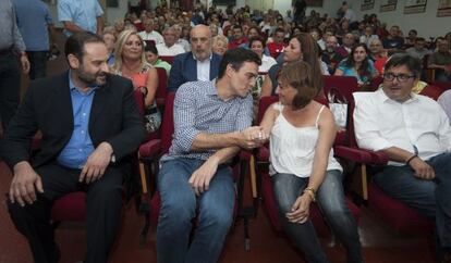 Pedro Sácnhez, con Carmen Amoraga, José Luis Ábalos (izquierda) y Alfred Boix.