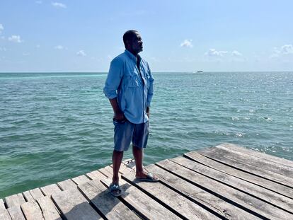 Amado Watson, en un malecón del Cayo Caulker (Belice).