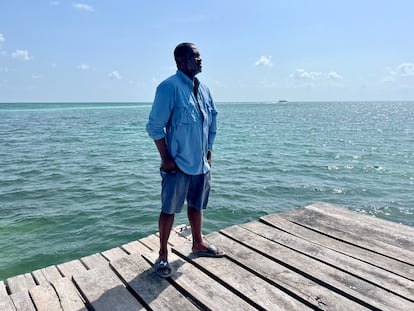 Amado Watson, en un malecón del Cayo Caulker (Belice).