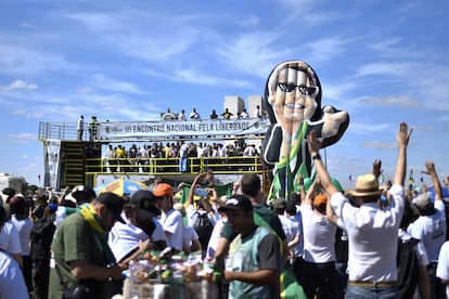 Protesta en apoyo de los derechos de armas y del presidente brasileño Jair Bolsonaro, en Brasilia, Brasil, en julio de 2022.