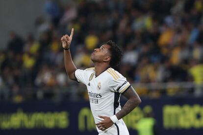 Rodrygo celebra el primero de sus dos goles al Cádiz.