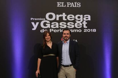 Alberto Garzón, coordinador federal de Izquierda Unida, posa junto a su esposa Anna Ruiz.