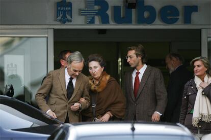 Los Duques de Soria, acompañados por sus sus dos hijos, acudieron esta tarde a la clínica Ruber Internacional de Madrid para felicitar a los Príncipes de Asturias por el nacimiento de su primera y conocer a su primogénita, la Infanta Leonor.