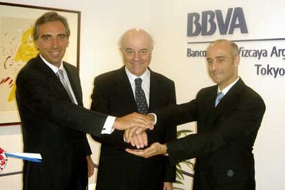 Juan Asúa, Francisco González y Alfredo Zammariego, durante la reapertura de la sucursal del BBVA en Tokio.