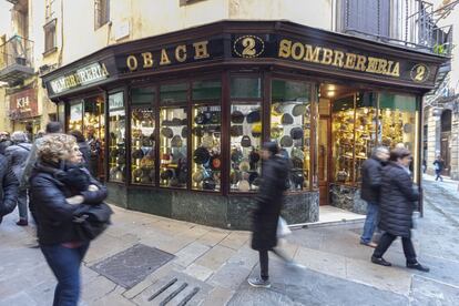 La barreteria Obach (Call, 2), amb models que porten a maleir per què no ha tornat la moda de tapar-se el cap.