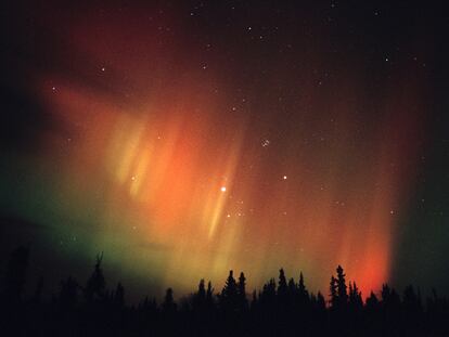 El Sol expulsa un torrente de protones y electrones de alta energía que incide en la atmósfera cerca de los polos, donde chocan con los átomos de oxígeno y nitrógeno del aire, emitiendo luz: son las auroras, australes o boreales, como la mostrada en la imagen obtenida en la región del Yukón, en el Ártico canadiense.