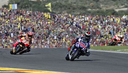 El piloto español Lorenzo rueda por delante en el circuito de Cheste.