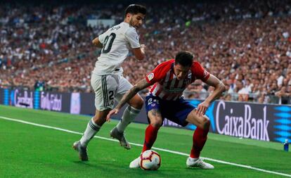 Giménez se anticipa a Asensio durante el último derbi disputado en el Santiago Bernabéu.