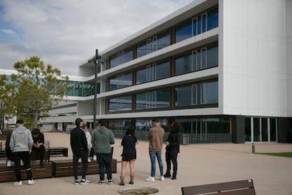 Alumnos a la entrada de la Universidad Internacional de la Empresa (UNIE) en Tres Cantos, Madrid, este viernes.