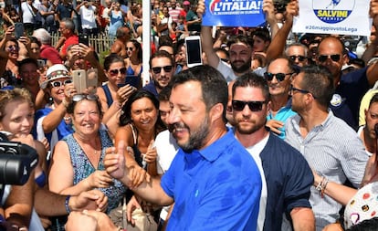 Matteo Salvini saluda este sábado a sus seguidores en Policoro, al sur de Italia.