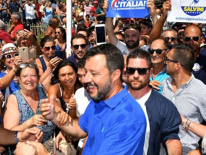 Matteo Salvini com apoiadores, neste sábado.