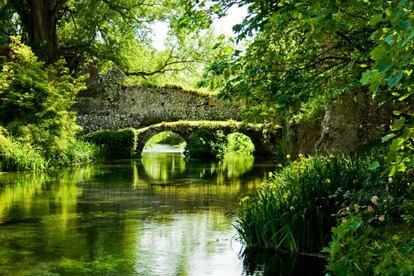 Un puente en el Jardín de Ninfa, cerca de Cisterna di Latina, al sur de Roma.