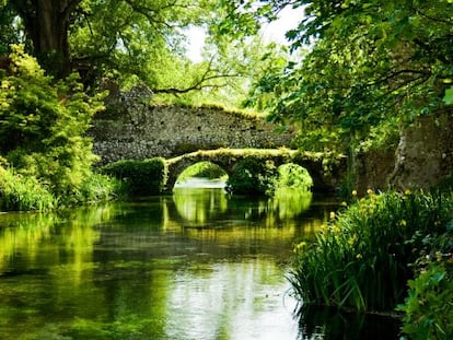 Un puente en el Jardín de Ninfa, cerca de Cisterna di Latina, al sur de Roma.