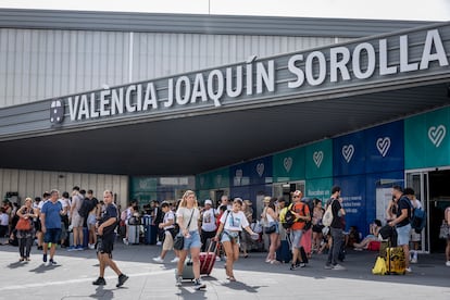 Viajeros en la estación ferroviaria de Valencia Joaquín Sorolla.