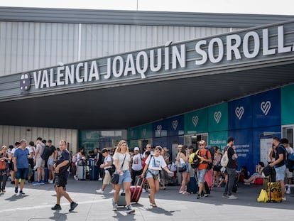 Viajeros en la estación ferroviaria de Valencia Joaquín Sorolla.