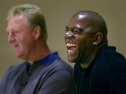 Magic Johnson y Larry Bird durante una conferencia de prensa.