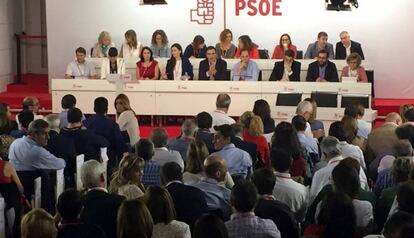 Reunión del Comité Federal del PSOE para debatir la propuesta del secretario general.