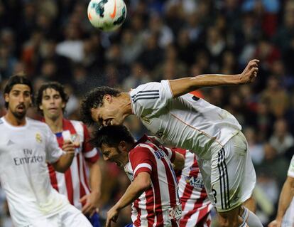 Pepe y Villa disputan un balón a la salida de un córner