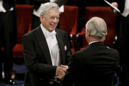 Swedish King Carl Gustaf hands the diploma and medal to 2010 Nobel laureate Mario Vargas Llosa.