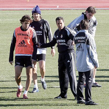 Luxemburgo da indicaciones tácticas a Raúl y Celades durante un entrenamiento del Madrid.