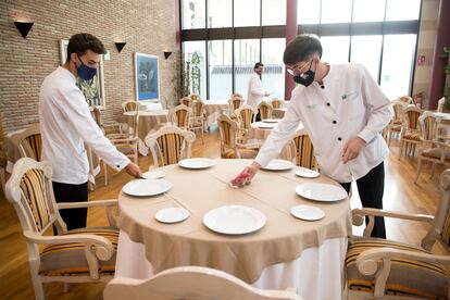 Alumnos de la escuela de hostelería La Cónsula, en Málaga, preparando el servicio de mediodía.